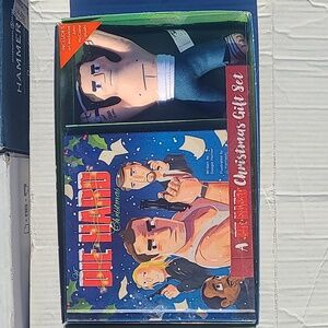 Die Hard Christmas gift set (story book & plush)